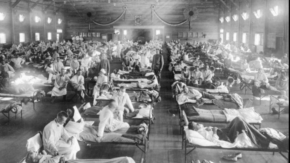 1918 թվականի այս լուսանկարում գրիպից տուժածները հավաքվում են Քյամփ Ֆունսթոնի շտապ օգնության հիվանդանոցում (Կանզասի Ֆորտ Ռայլիի ստորաբաժանում): Համարվում է, որ Կանզաս նահանգում ծագած գրիպի այս տեսակը ամբողջ աշխարհում սպանել է առնվազն 20 միլիոն մարդու: Նկարը տրամադրել է Առողջության և բժշկության ազգային թանգարանը, Զինված ուժերի պաթոլոգիայի ինստիտուտը՝ Associated Press-ի միջոցով: