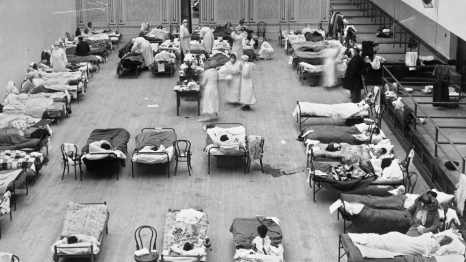 Կոնգրեսի գրադարանի կողմից տրամադրված 1918 թվականի այս լուսանկարում Ամերիկյան Կարմիր Խաչի կամավոր բուժքույրերը խնամում են գրիպով հիվանդներին Օքլենդի մունիցիպալ դահլիճում, որն օգտագործվում էր որպես ժամանակավոր հիվանդանոց: Տրամադրել է՝ Էդվարդ Ա. «Դոկ» Ռոջերսը, Կոնգրեսի գրադարանը՝ Associated Press-ի միջոցով: