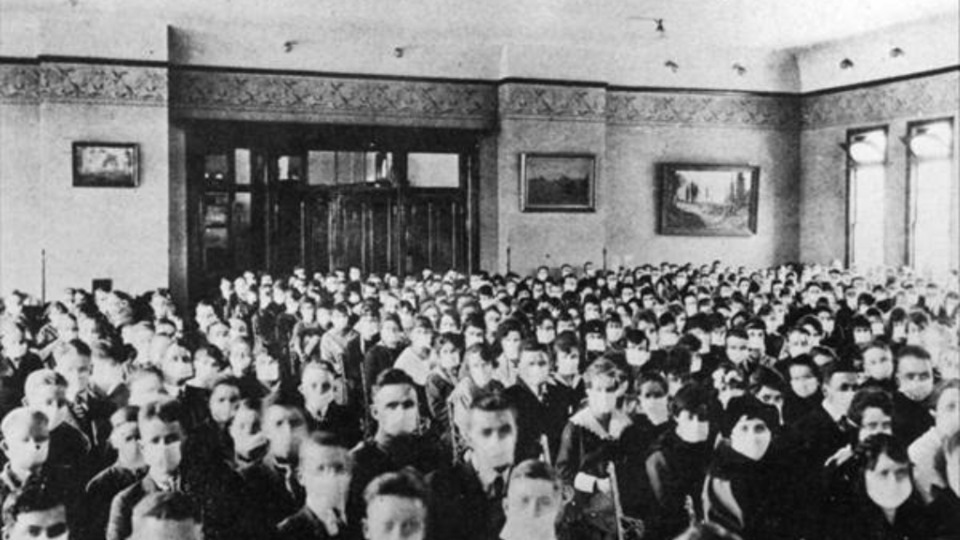 1919 թվականի հունվարին Բրիգամ Յանգ համալսարանի Քոլեջ Հոլում հավաքվում են հիգիենիկ դիմակներ հագած ուսանողները՝ գրիպի վիրուսի տարածումը կանխելու նպատակով: